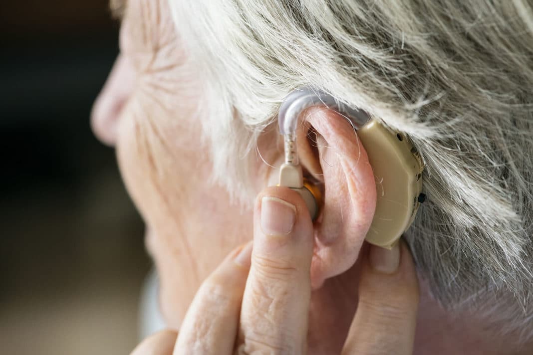 Как привыкнуть к слуховому аппарату: советы специалистов