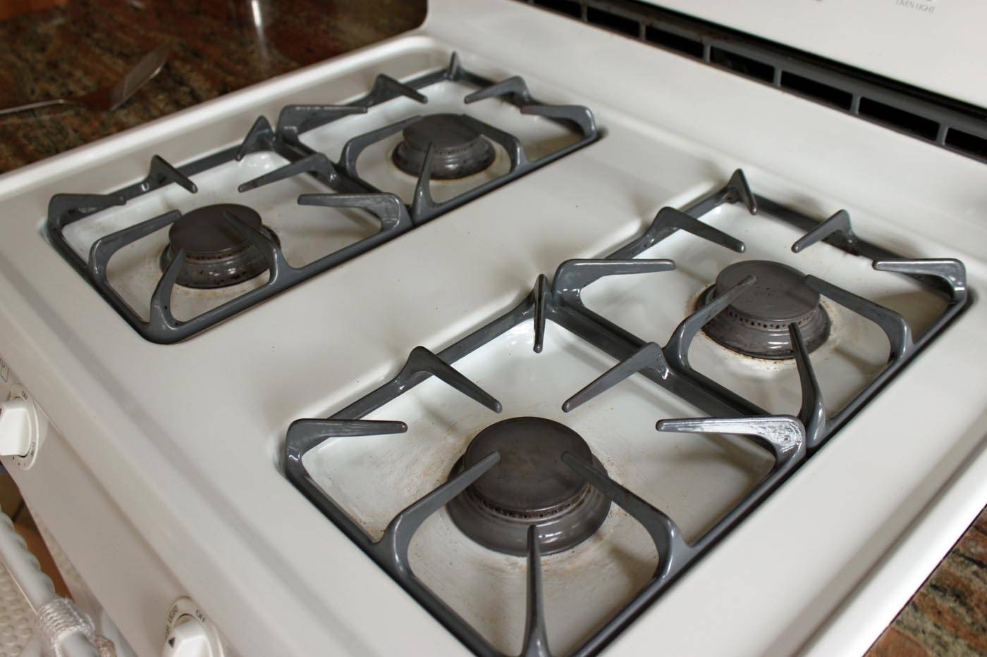 Как убрать нагар: с электрической и газовой плиты, чем можно очистить гарь с посуды, микроволновки, противня в домашних условиях?