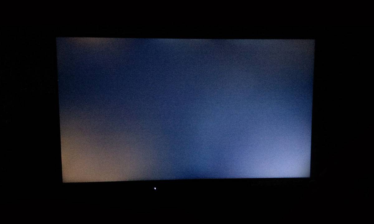 Черный экран по краям. Засветка монитора. Засветка экрана телевизора. Засветка матрицы телевизора. Монитор без засветки.