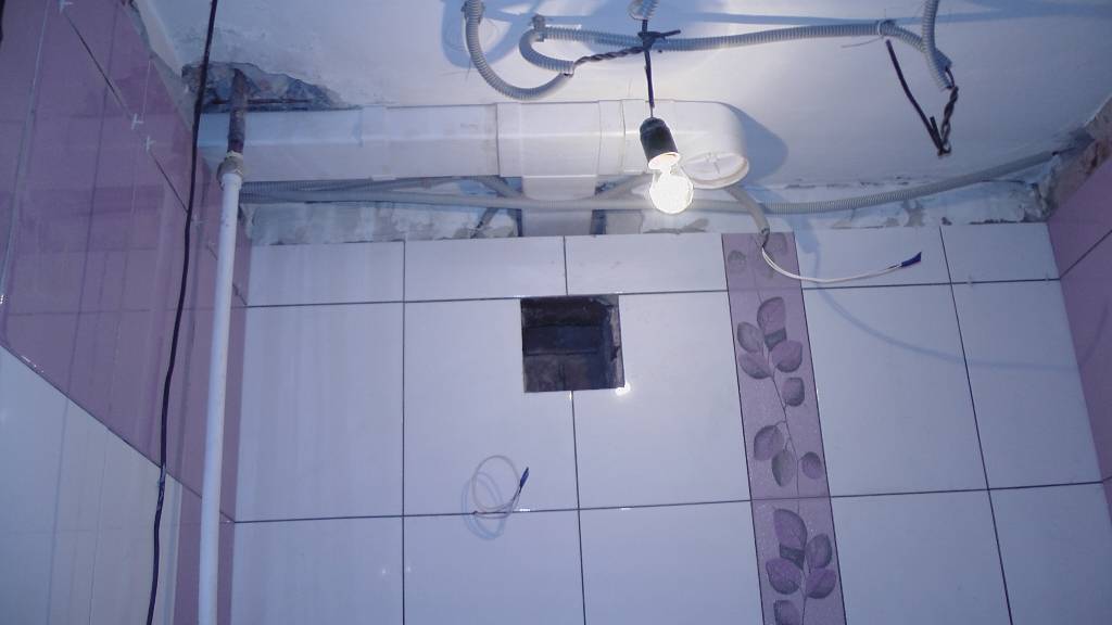Вентиляция (вытяжка) в ванной и в туалете в частном доме: виды, монтаж с фото