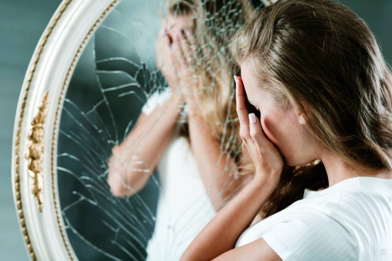 Что делать, если зеркало разбилось или треснуло в доме, в офисе, на работе, в ванной: примета, молитва, заговор. упало зеркало, но не разбилось: примета. как правильно выбросить старое или разбитое зеркало?
