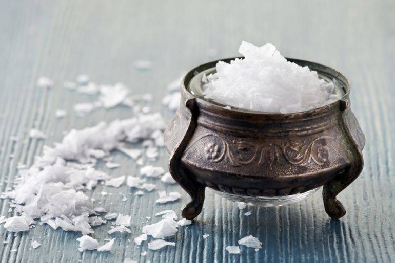 К чему рассыпать соль: приметы и суеверия, что делать, чтобы нейтрализовать