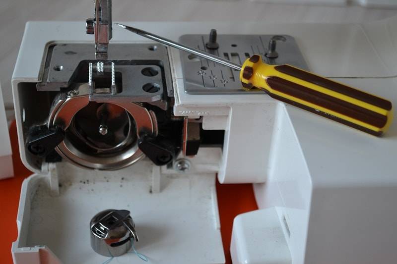 Челнок для швейной машины: что такое, как он работает и какой тип челнока лучше