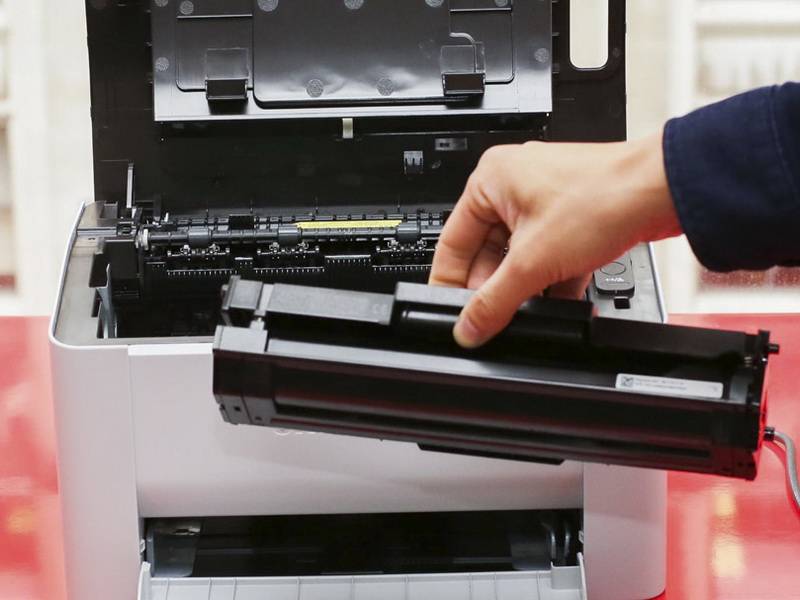Замена картриджа: как правильно вставить новый картридж в принтер