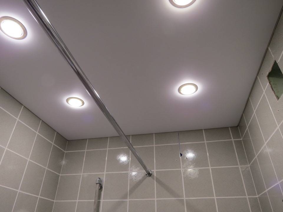 Светильники в ванную комнату на потолок: виды, размещение, нюансы монтажа - точка j