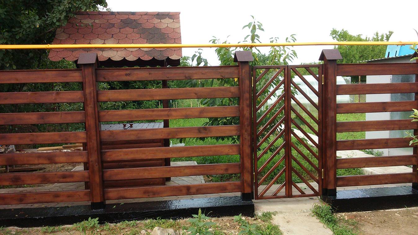 Деревянный забор своими руками: правильная постройка красивого и прочного ограждения (95 фото)