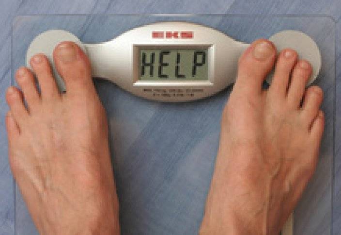 Заболевание низкий вес. Дефицит веса. Недостаток веса. Человек на весах. Весы измеряющие вес человека.