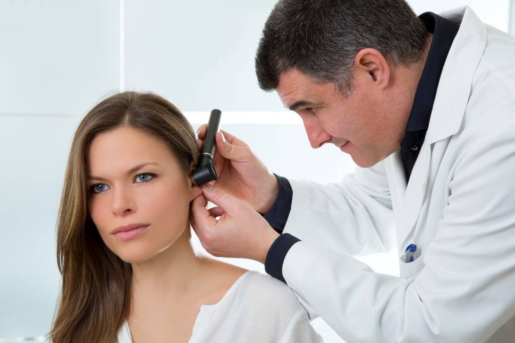 Медики: наушники airpods могут привести к ампутации уха