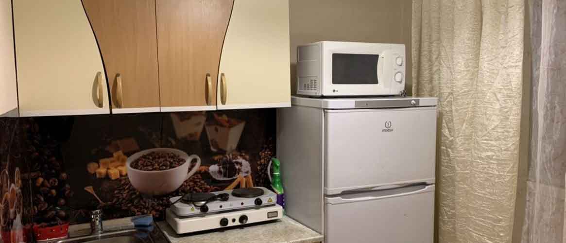 Можно ли ставить микроволновку на холодильник сверху. Микроволновка на холодильнике. Поставить микроволновку на холодильник. Установка микроволновки на холодильник. Можно ли ставить микроволновку на холодильник.