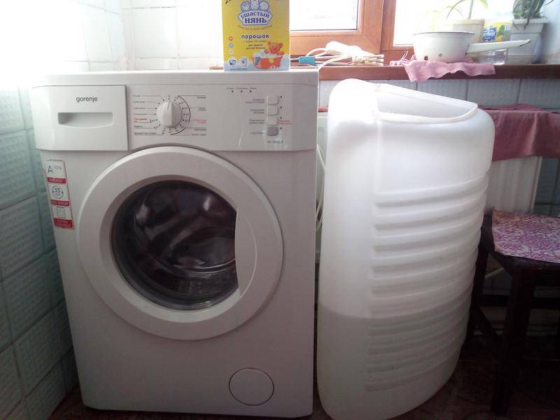 Стиральная машина с резервуаром для воды