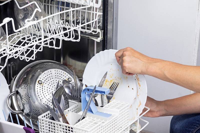 Какую посуду нельзя мыть в посудомоечной машине: материал имеет значение