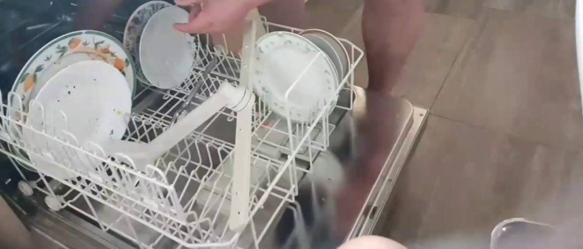 В посудомоечной машине остается моющее средство