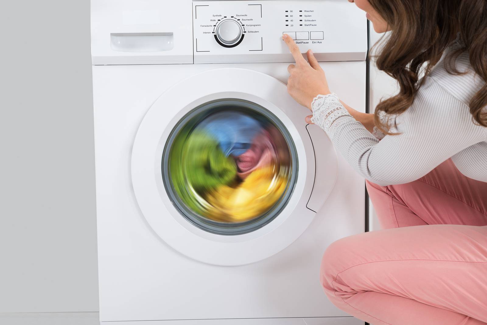 Почему стиральная машина останавливается во время стирки: основные причины и методы устранения