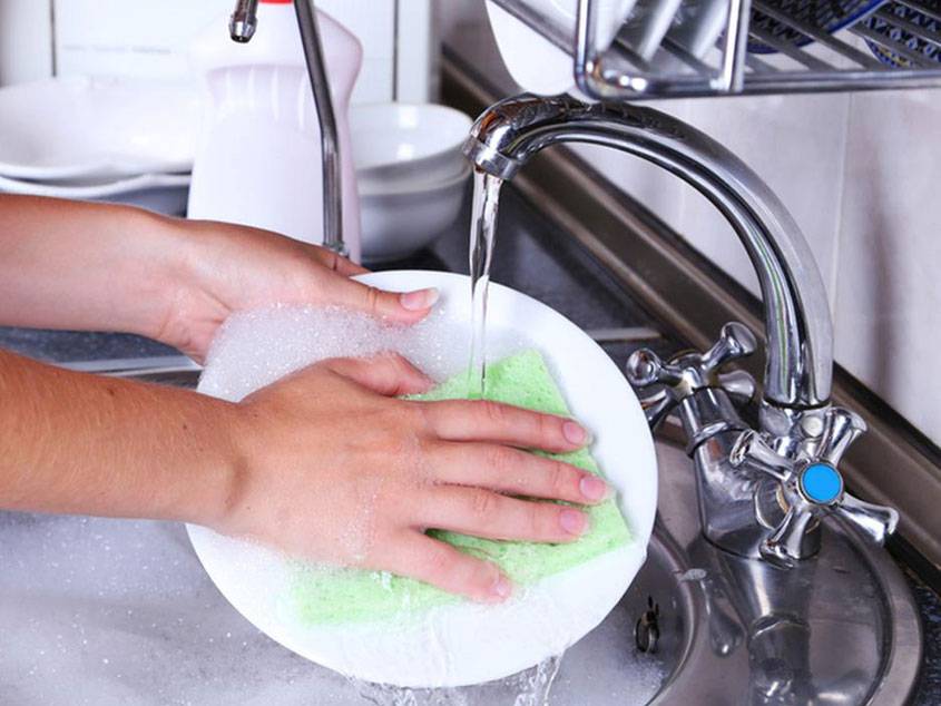 Почему нельзя мыть посуду, когда вы в гостях — приметы