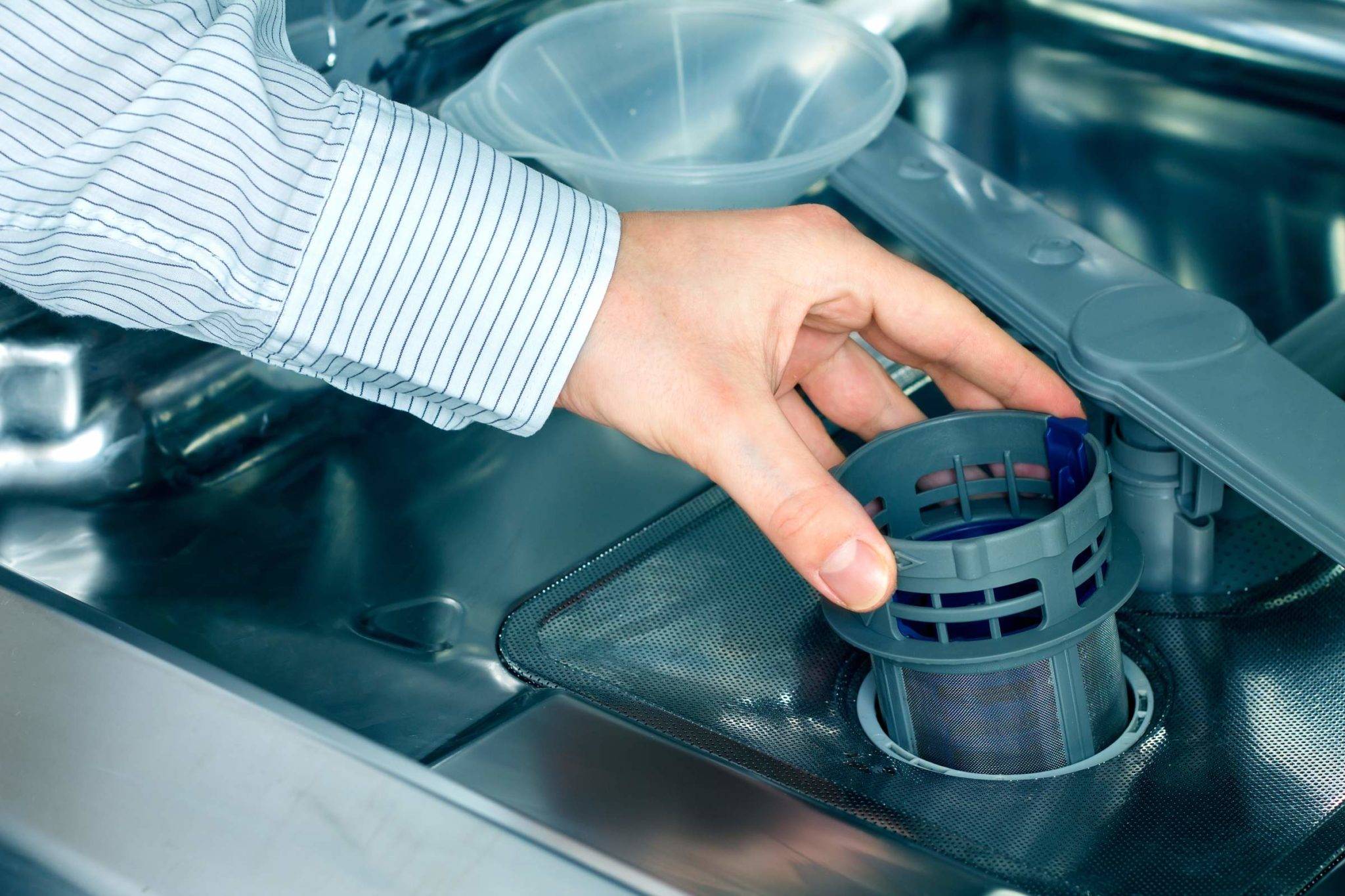 Причины застоя воды на дне посудомоечной машины
