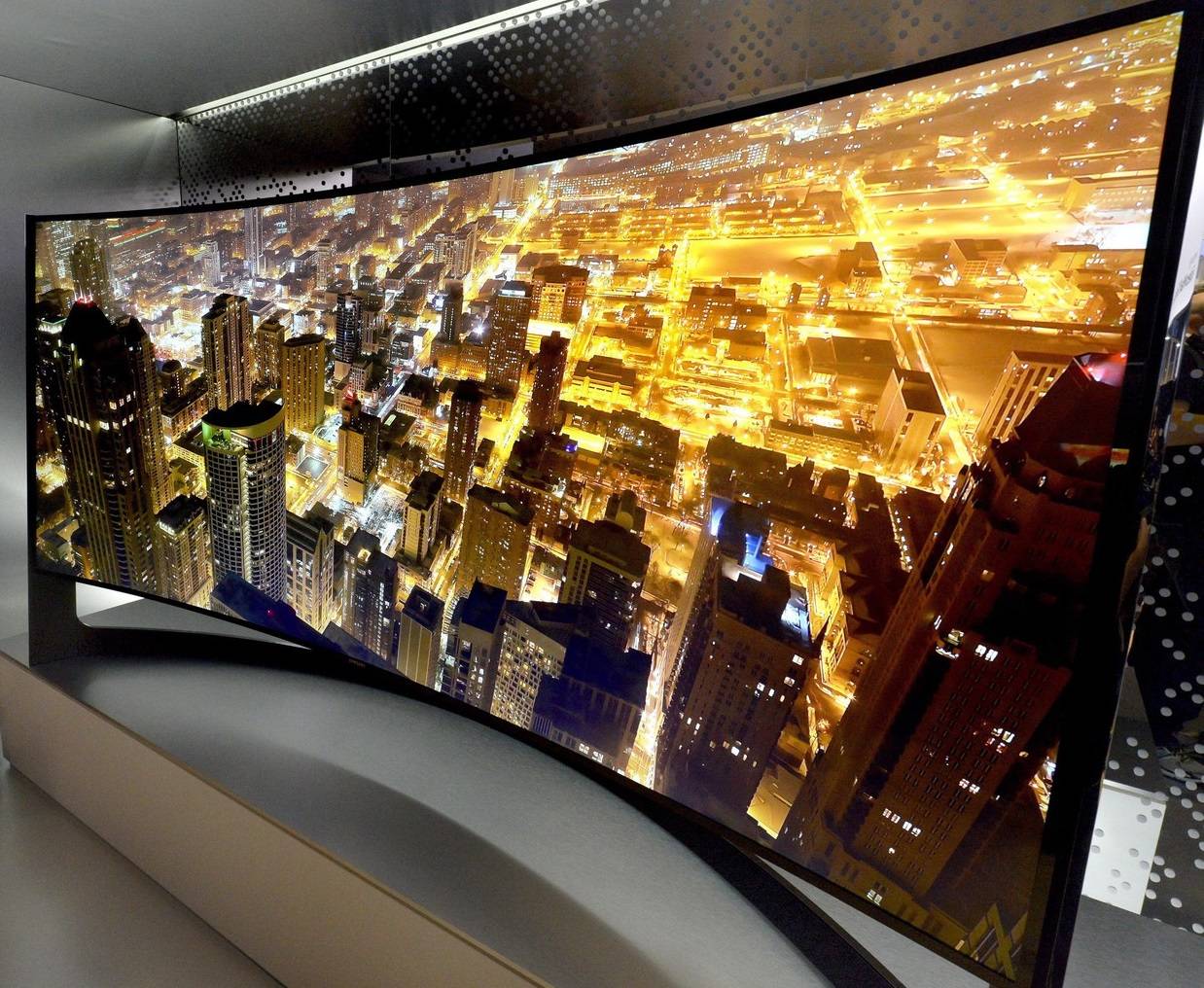 Лучшие телевизоры в мире. Телевизоры самсунг 2020 изогнутый. Телевизор самсунг 105 дюймов. Самсунг 65 дюймов изогнутый. Телевизор LG изогнутый экран.