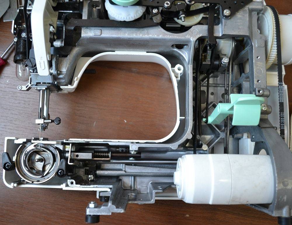 Ремонт швейной машинки самостоятельно. Janome 2055. Механизм швейной машинки Джаноме. Швейная машинка Джаноме 2015. Janome 2055 челнок.