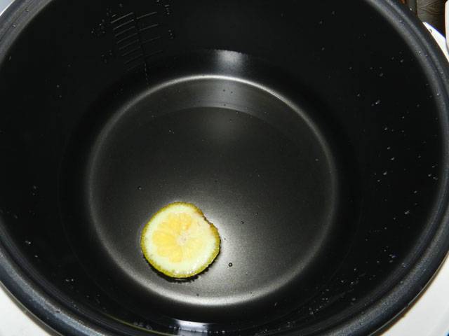 Как вымыть внутри мультиварку и убрать из неё неприятный запах