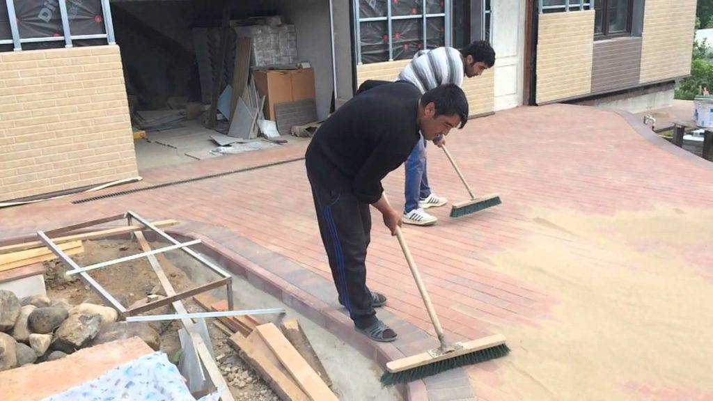 Как уложить самодельную тротуарную плитку на даче: пошаговая инструкция