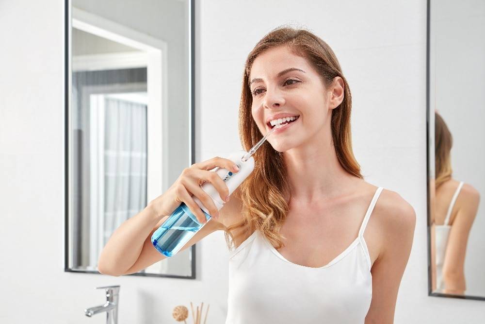 Как правильно чистить зубы: про ирригаторы, электрические зубные щетки и нити