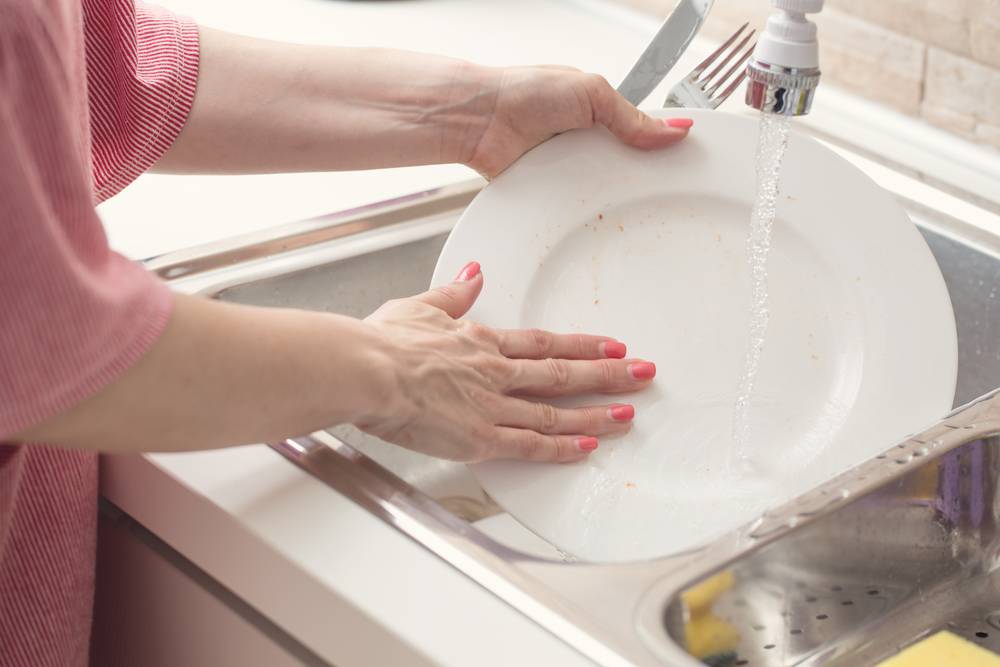 Почему нельзя мыть посуду в гостях - толкование приметы