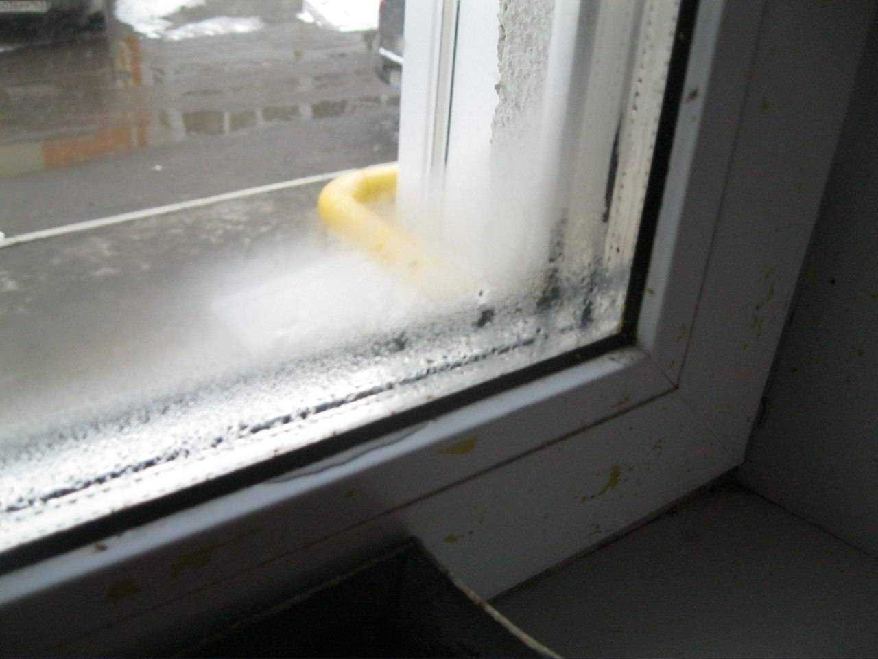 Почему потеют окна в квартире изнутри и что делать