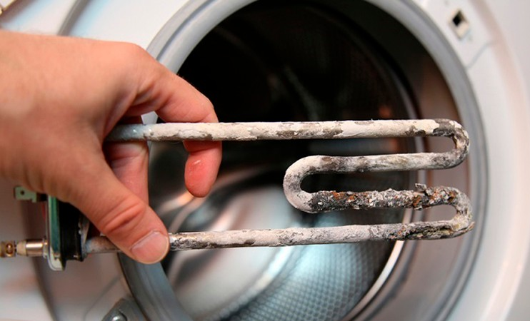 Как очистить стиральную машину от накипи своими силами?