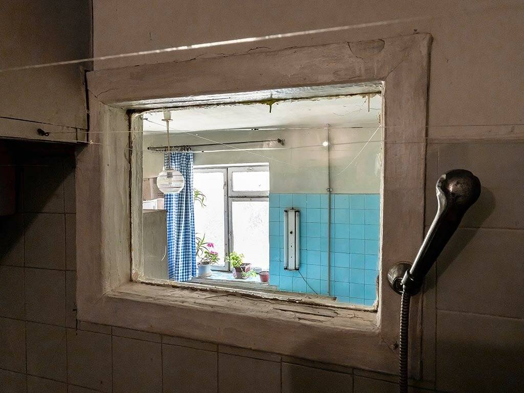Окно в ванной комнате: быть или не быть?