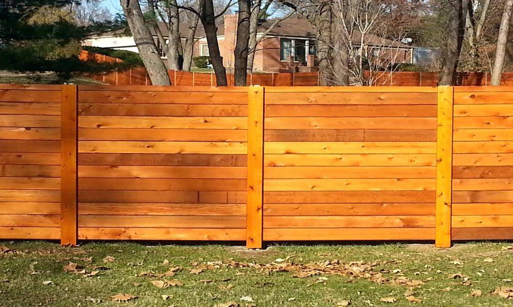 Деревянный забор — красивые идеи оформления ограждения