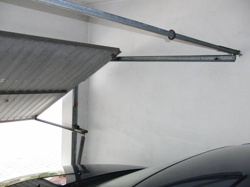 Как сделать гаражные подъёмные ворота своими руками