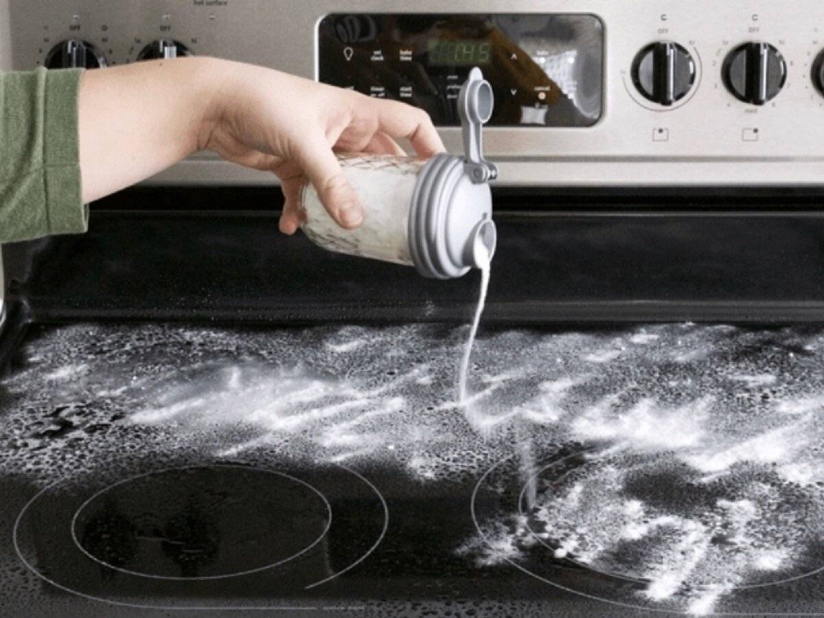 Как отмыть индукционную. Для мытья поверхности плиты. Мытье кухонной плиты. Чистка керамической плиты. Помыть электрическую плиту.