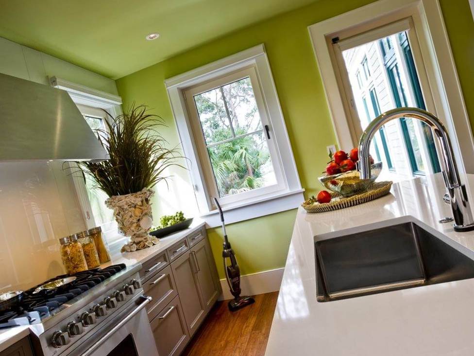 Какой потолок выбрать для кухни: в квартире и загородном доме?