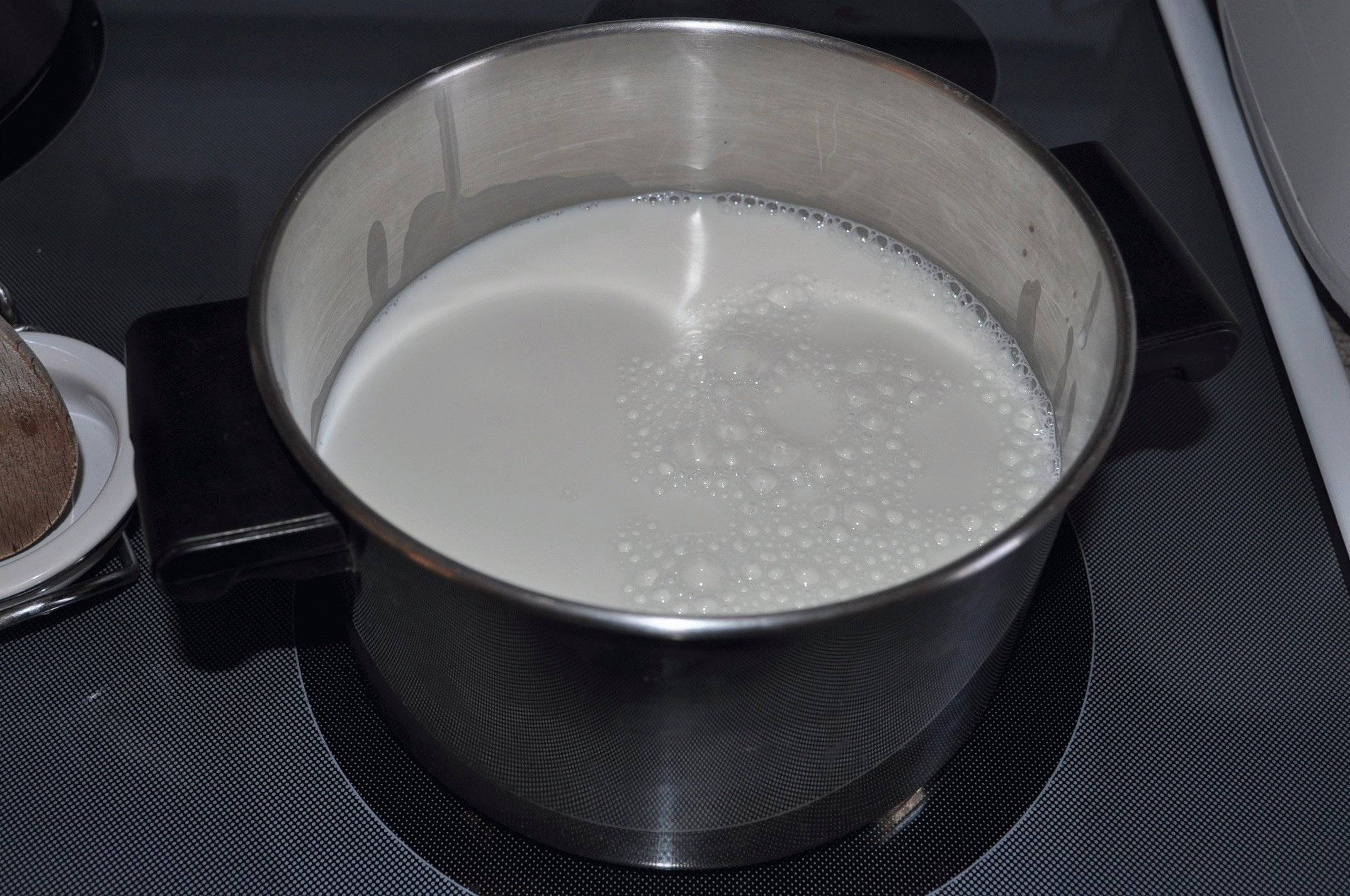 Нужно довести до кипения. Молоко в кастрюле. Кипящее молоко. Кипяченое молоко. Кастрюля для молока.