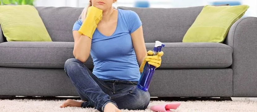 Как избавиться от разводов и запах мочи на диване в домашних условиях. Причины появления неприятного запаха на мягкой мебели. Запах мочи на диване. Как избавить диван от вьевшегося запаха в домашних условиях.