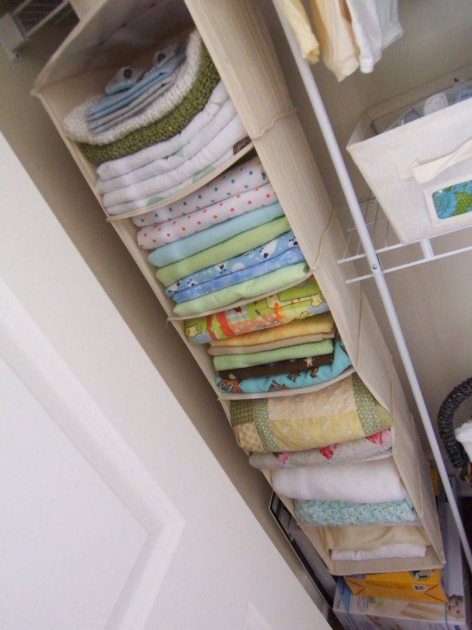 Хранение постельного белья в шкафу, идеи хранения постельных принадлежностей и полотенец, где лучше в гардеробной или месте под кроватью