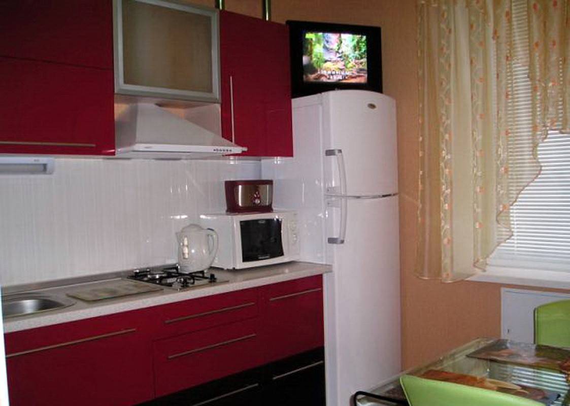 Можно ли ставить телевизор на микроволновку: рядом, варианты размещения на кухне