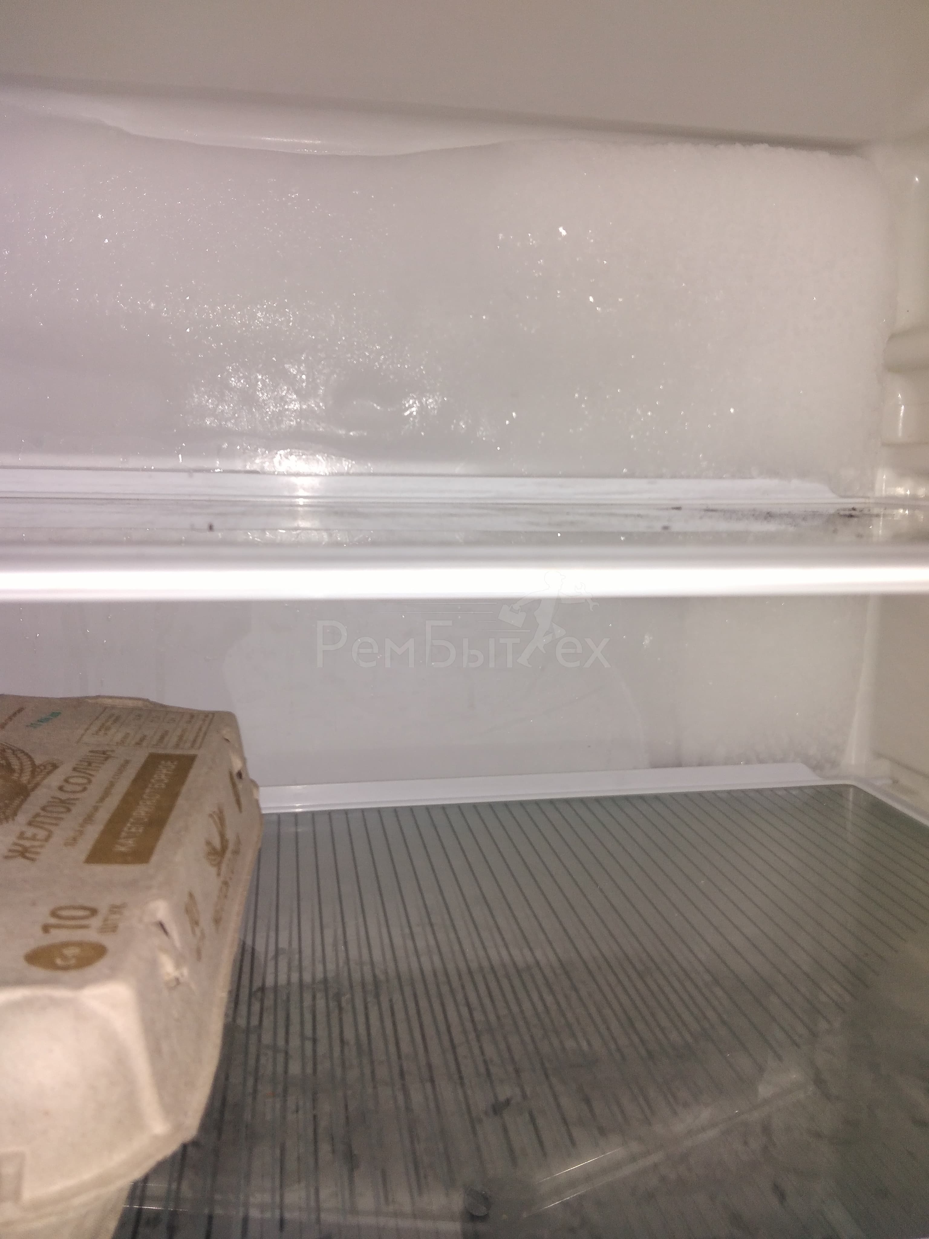 Почему в холодильнике намерзает лед на задней стенке и что делать