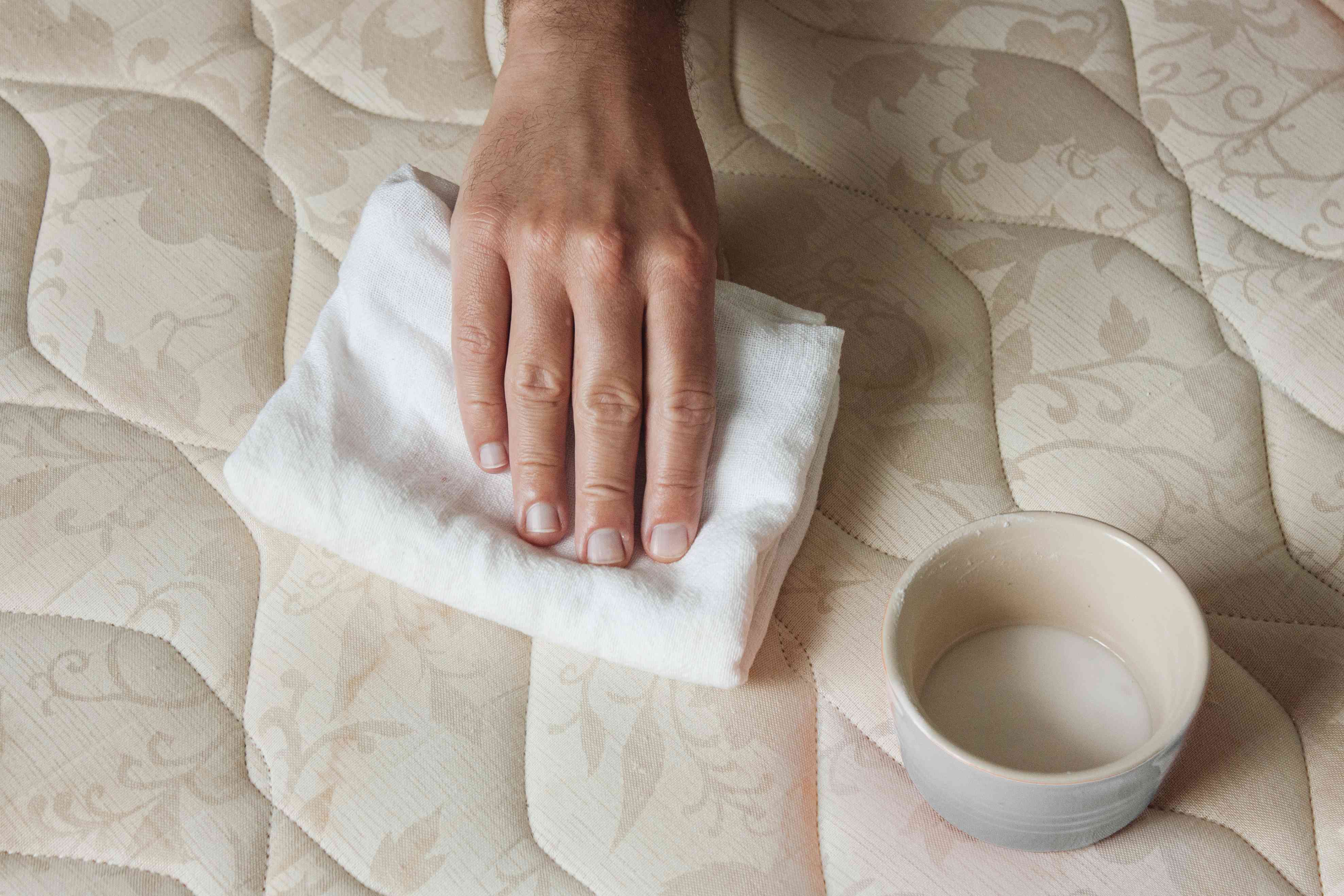 Как почистить матрас в домашних условиях: 10 эффективных способов стирки