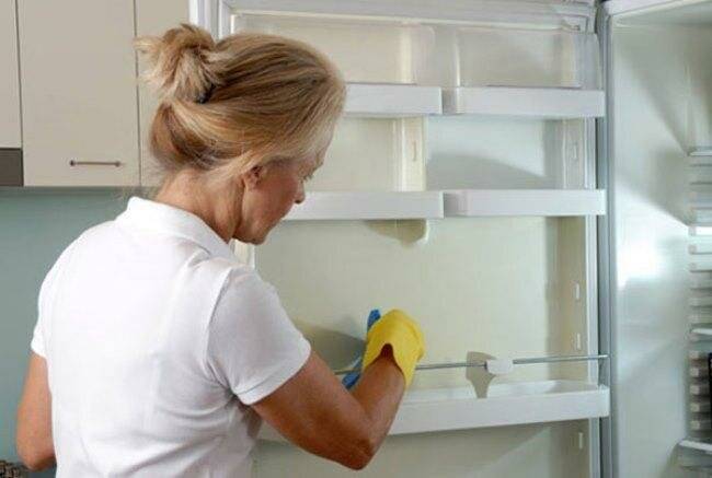 Как помыть холодильник внутри и снаружи, чтоб не было запаха и разводов