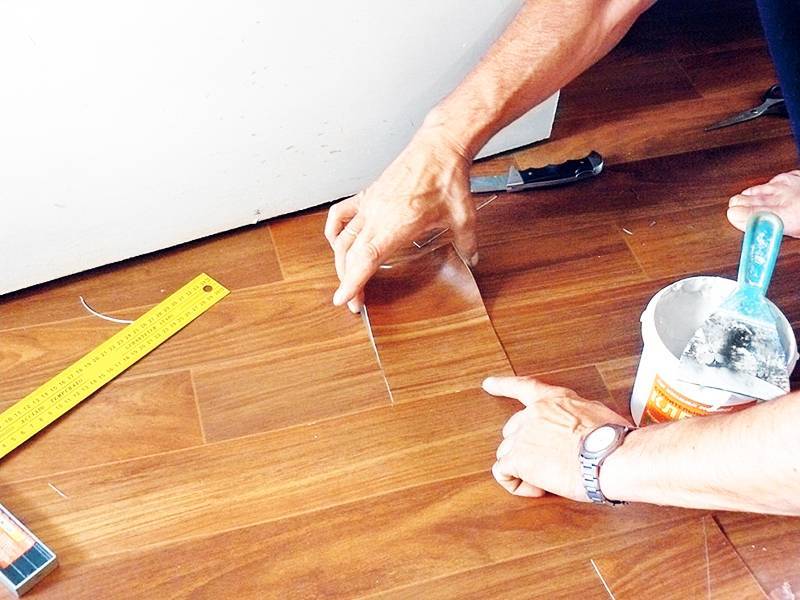 Чем мыть линолеум в домашних условиях так, чтобы он блестел, как бороться с въевшейся грязью и другие рекомендации