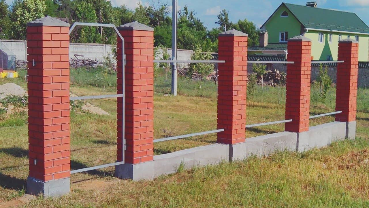 Как сделать забор из кирпича и профнастила: строим столбы своими руками