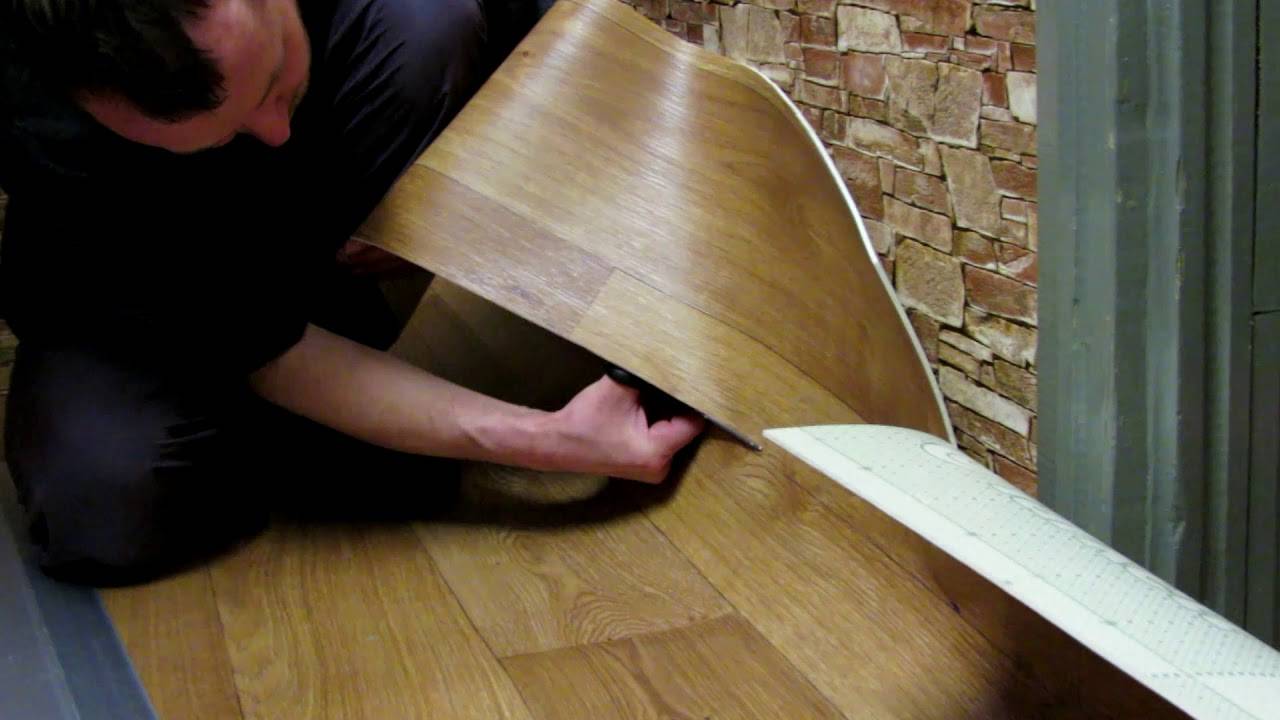 Как сделать укладку линолеума на деревянный пол правильно