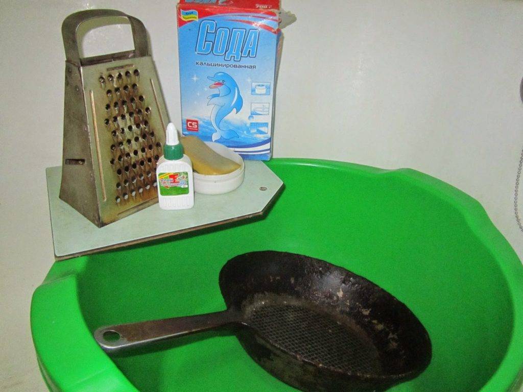 Как очистить сковороду от нагара канцелярским клеем