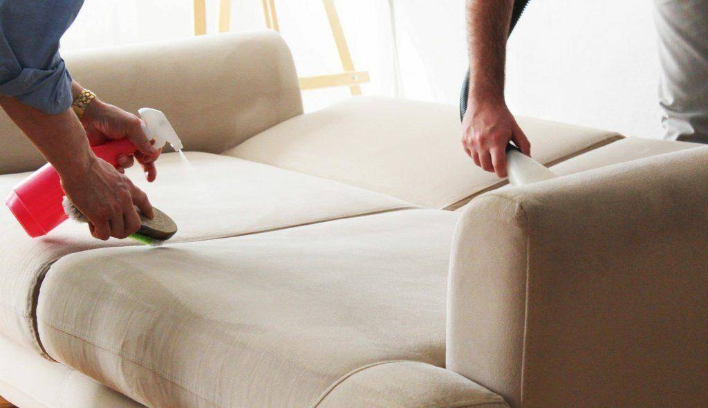 Как почистить диван и другую мягкую мебель в домашних условиях