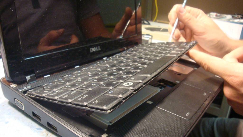 Как почистить клавиатуру ноутбука в домашних условиях: особенности чистки клавиш компьютера