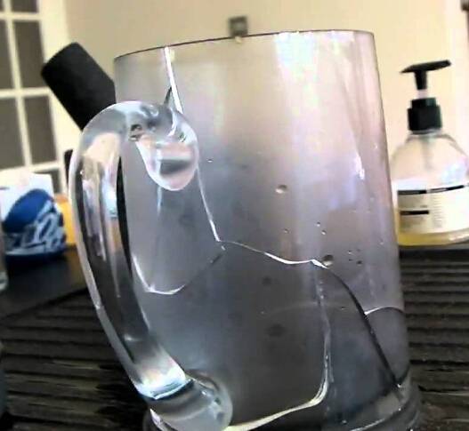 В чайник налили 3 литра холодной воды. Разбитый стеклянный чайник. Трещины на чайнике. Разбитая Кружка стекло. Стеклянные чайники и стаканы.