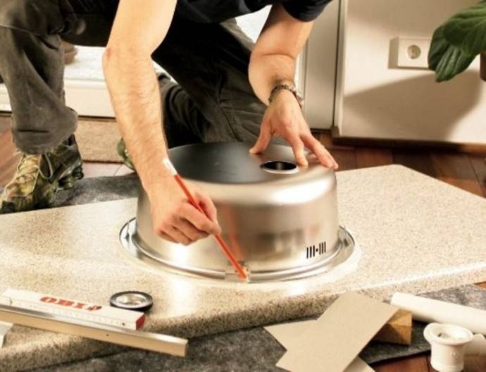 Как без проблем установить мойку на кухне своими руками?