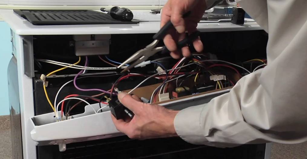 Пошаговая инструкция: как проверить, снять и поменять конфорку на электроплите своими руками