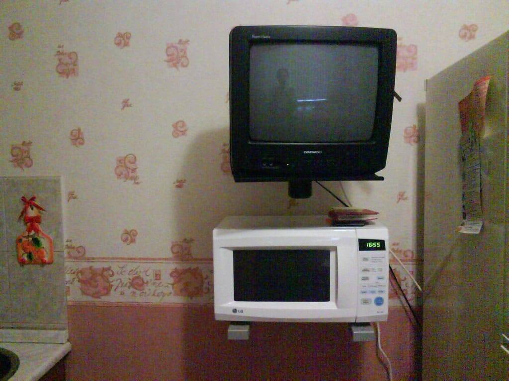 Можно ли ставить телевизор на микроволновку