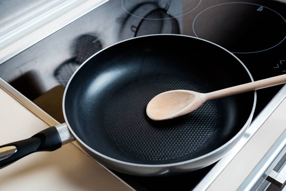 Как отмыть сковороду с антипригарным покрытием от нагара и жира